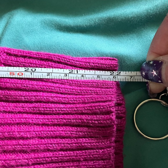 Fuschia sweater - Picture 7 of 8